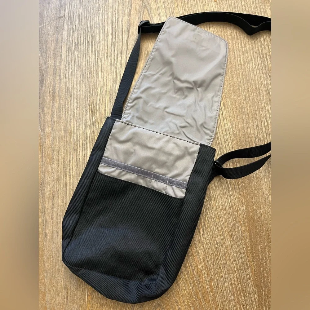 The North Face Crossbody Shoulder Bag, Black, Adjustable Strap, Unisex - Picture 3 of 10